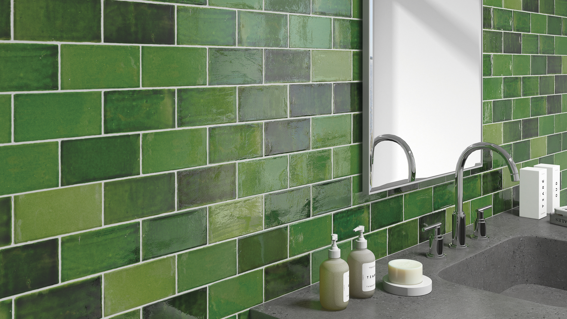 Azulejos de pequeño formato para baños de esencia mediterránea