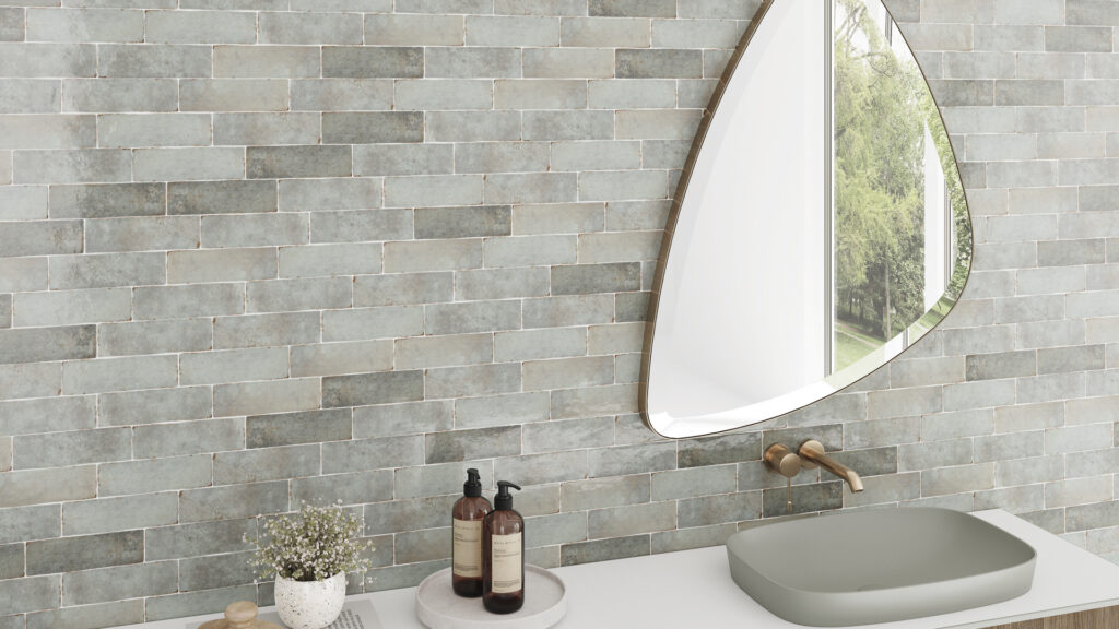 Rust Tundra: ejemplo de azulejos de pequeño formato para baños de estética natural